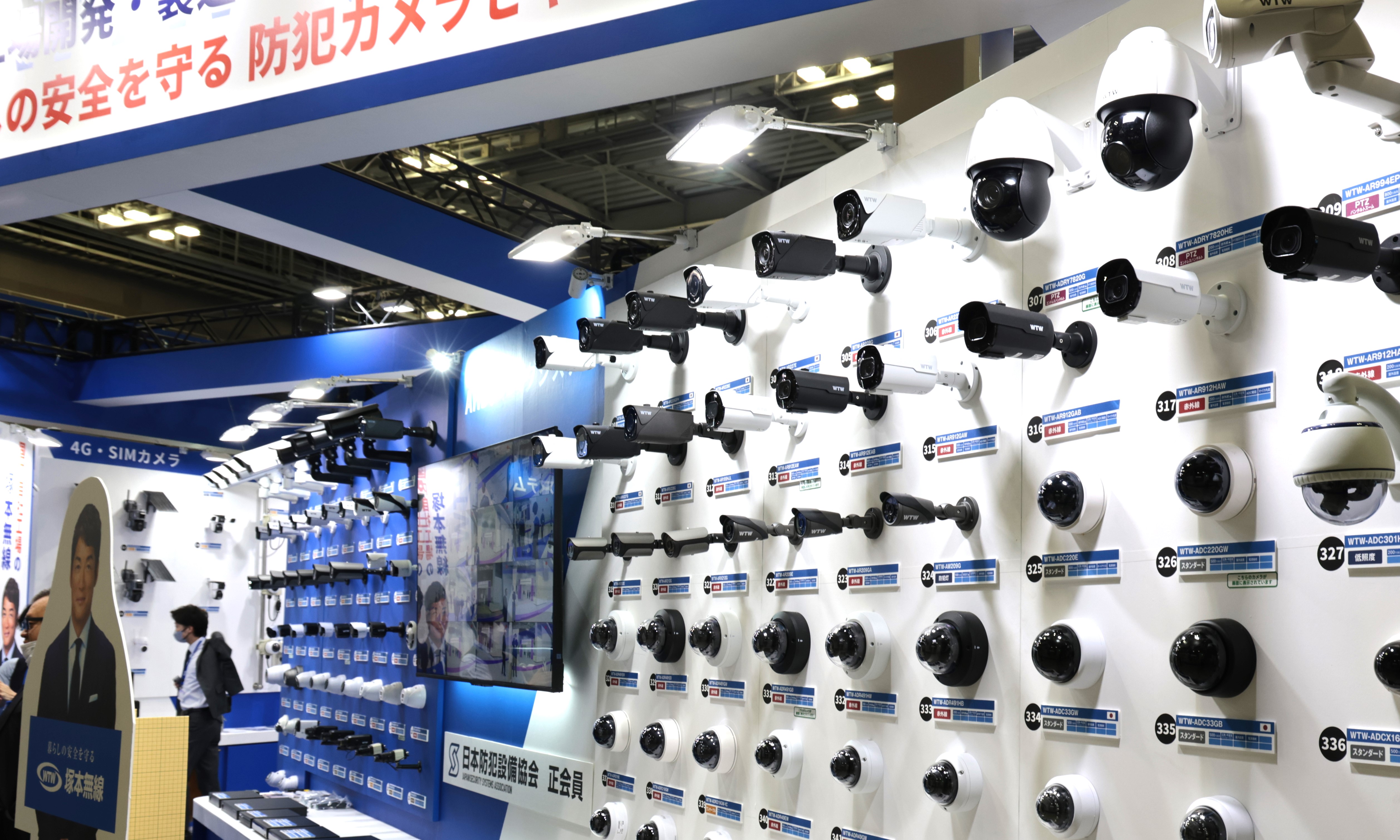 展示会場に並ぶバレット型・ドーム型など多種多様な防犯カメラ
