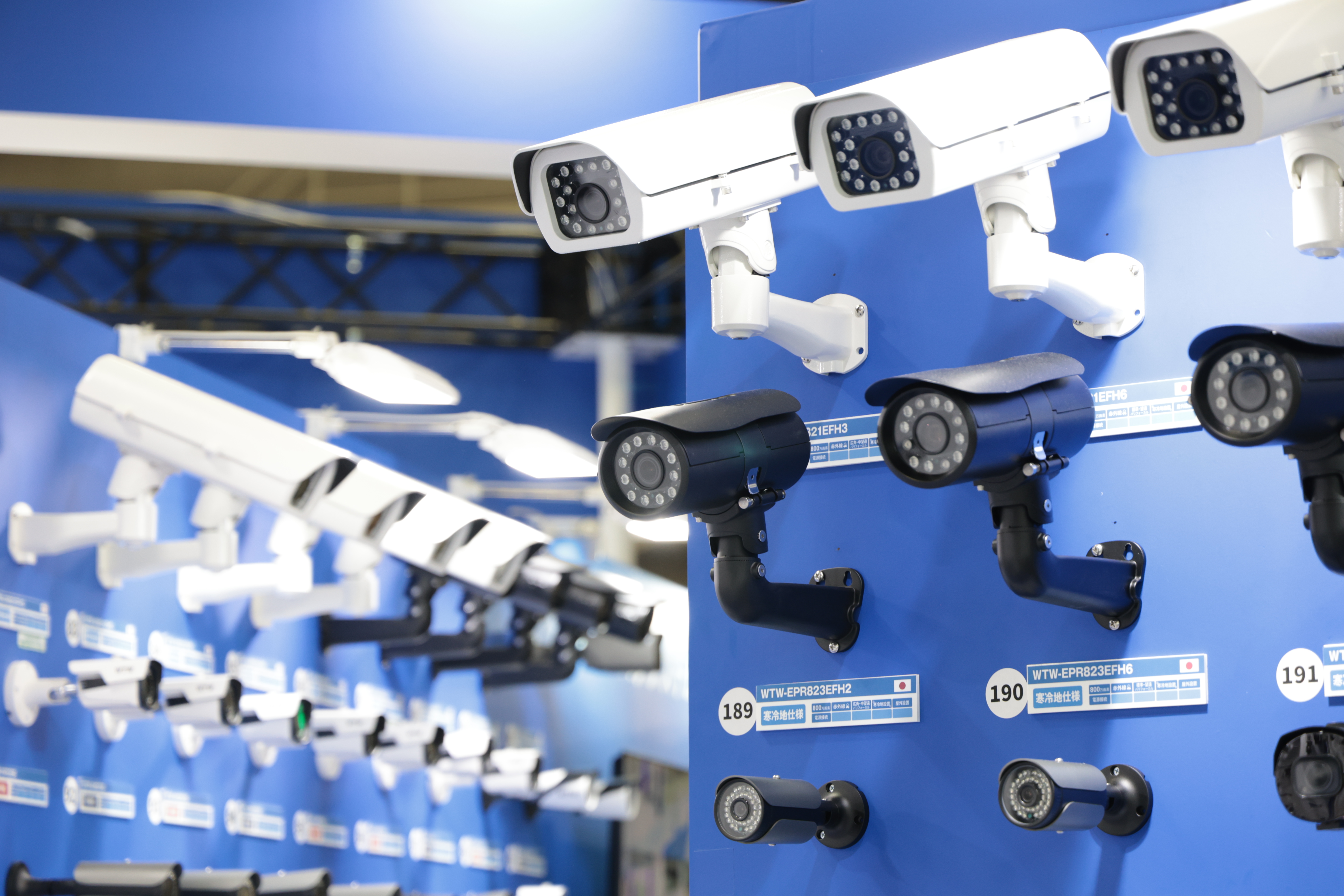 展示会場の壁面に並ぶバレット型防犯カメラ。自社開発製品のラインナップ