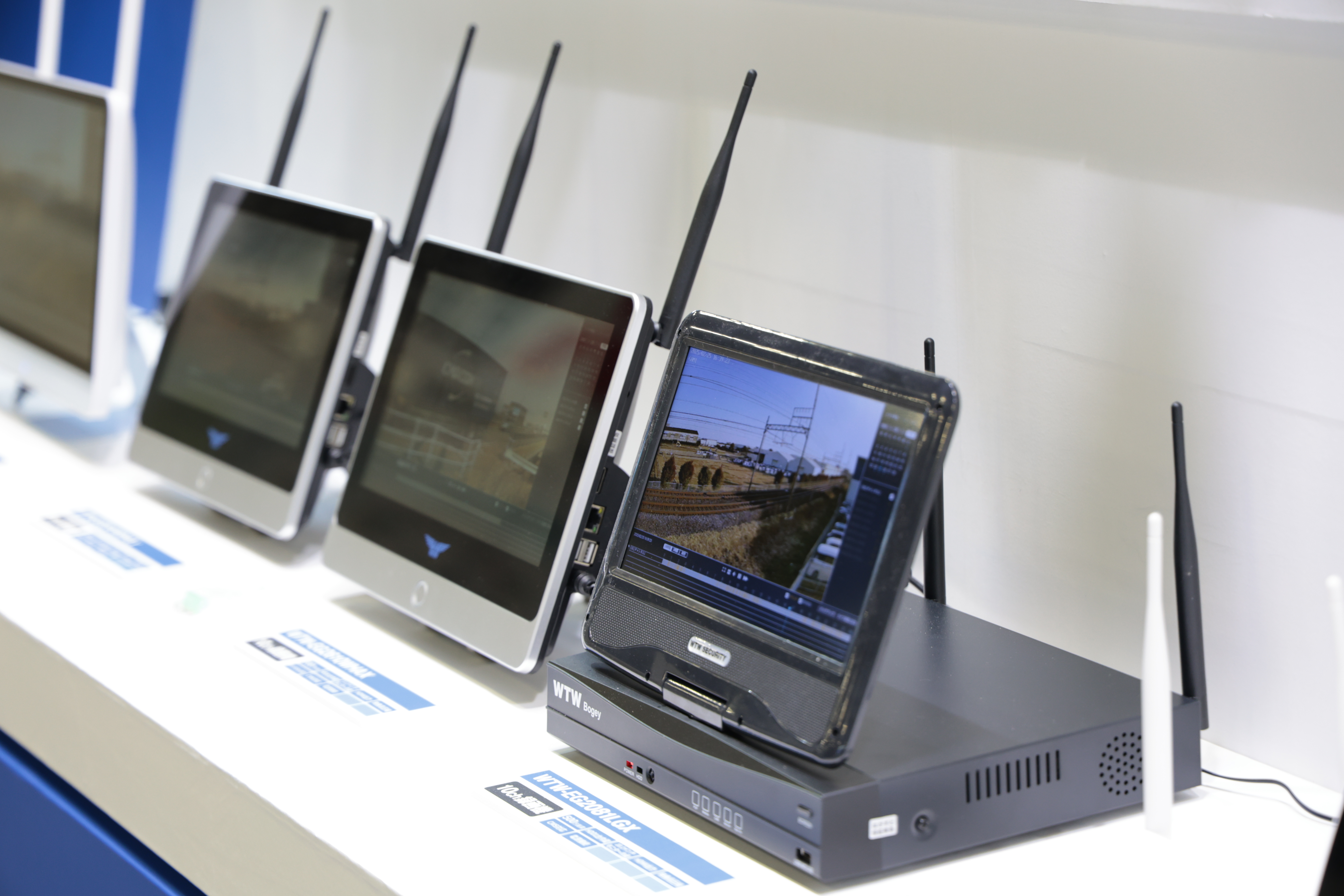 展示されたワイヤレスモニター付きレコーダー。商談で提案する製品のイメージ